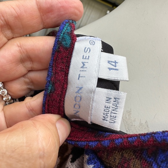 Eye catching dress with pleated bottom. - Picture 4 of 5